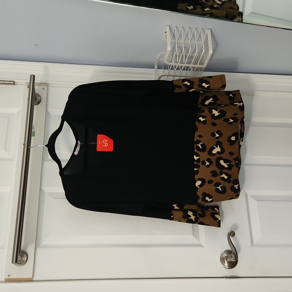 NWT v-neck black/animal print sweater. Size M.